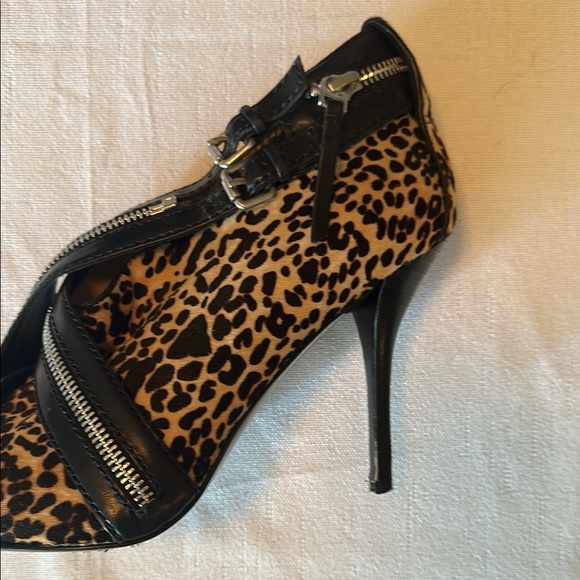 Vince Camuto Brown and Black Heels with Sophisticated Design - Picture 6 of 11
